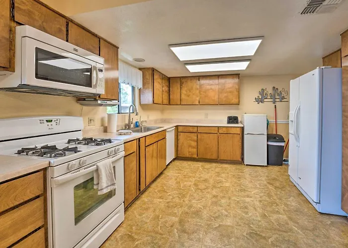Updated Family Home - 2 Blocks To Colorado River!