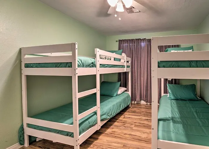 Updated Family Home - 2 Blocks To Colorado River!